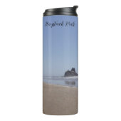 Mok Haystack Rock-kanon op het strand Oregon Coffe (Gedraaid links)