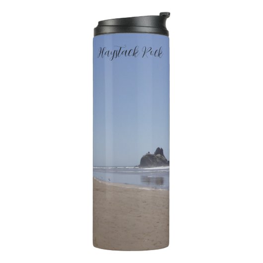 Mok Haystack Rock-kanon op het strand Oregon Coffe (Gedraaid links)