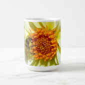 Mok honingbijen en bloemkoffie. (Center)