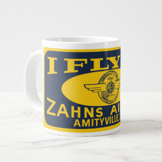 mok "I fly at Zahns Airport" Bord licentie