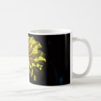 mok koffie met gele bloem