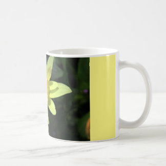 mok koffie met gele wilde bloem