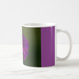 mok koffie met paarse ochtendglorie