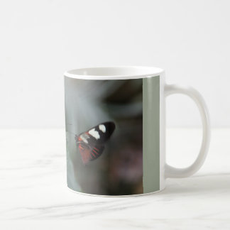 mok koffie met twee vlinders