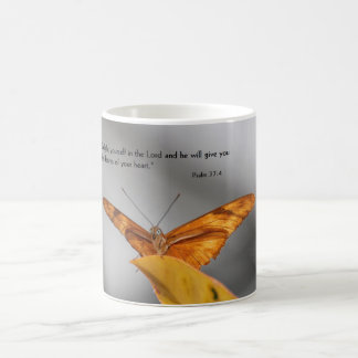 mok koffie met vlinder
