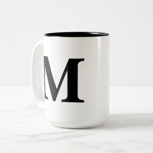 mok "M" (Voorkant links)
