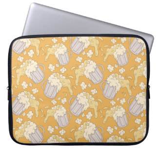 Mok met cartoon van bier naadloos. Alcohol dr Laptop Sleeve