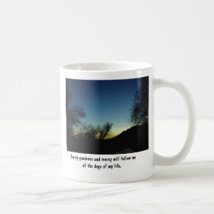 Mok met de Schrift en de zonsondergang die in bome