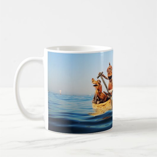 Mok met een hendel in de boot op het zee (Links)