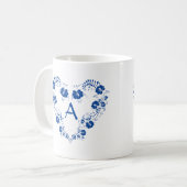 Mok met monogram en het blauw hart symbool (Voorkant links)