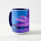 Mok met Paars water Lily op blauw (Voorkant links)