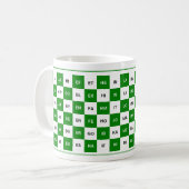 Mok met twee letters in groen en wit (Voorkant links)