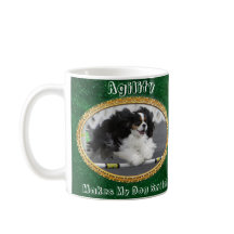 Mok met vrolijke Cavalier Agility-hond