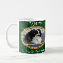 Mok met vrolijke Cavalier Agility-hond
