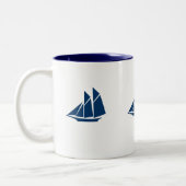 Mok met zeilboot (Links)