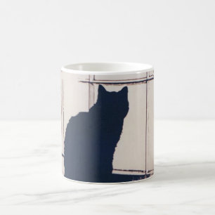 Mok met zwarte kat op venster