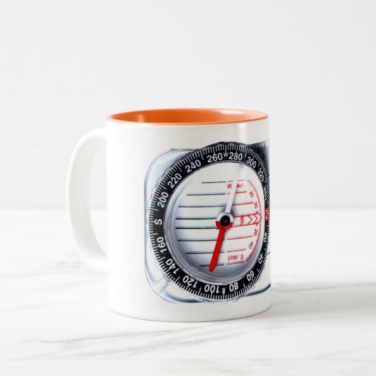 Mok - Orienteerkompas (Voorkant links)