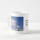 Mok sneeuwberg met tekst: "Geniet van je dag" (Voorkant links)