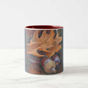 mok van 2-toonkoffie met zuren en bladeren