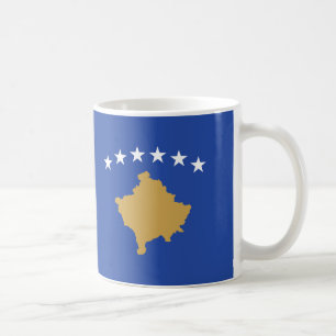 Mok van keramische koffie onder de Kosovaarse vlag