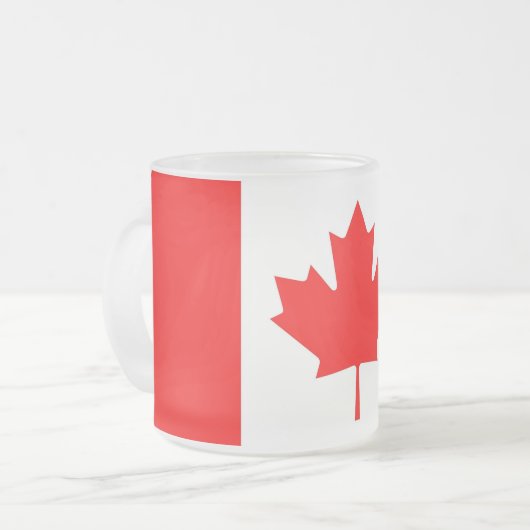 Mok van klein glas, bevroren, met Canadese vlag (Voorkant links)