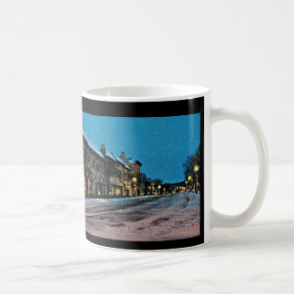 mok van koffie met een kerstcadeau