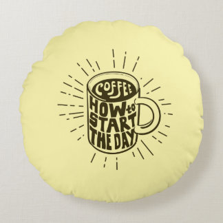 Mok van koffie rond kussen
