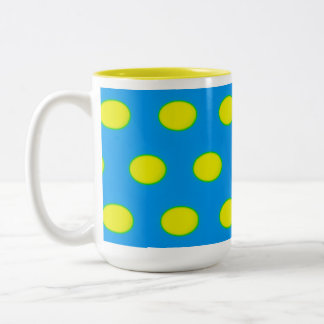 Mok van koffie voor groene en gele eieren