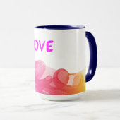 mok van 'LOVE' koffie. (Voorkant rechts)