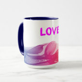 mok van 'LOVE' koffie. (Voorkant links)