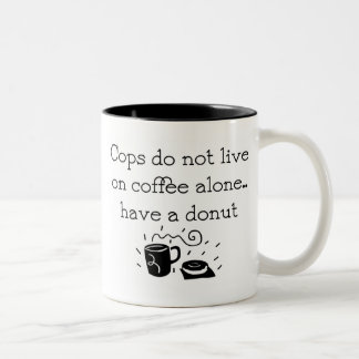 Mok van politieagent koffie