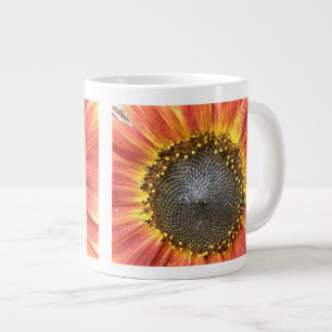 Mok van rode en gele zonnebloemen