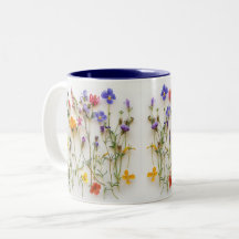 Mok van wilde bloemen koffie