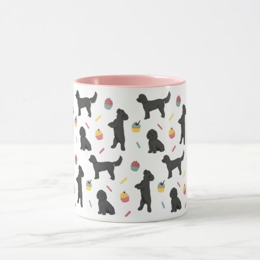 Mok van zwarte cockapoenen en cupcakes (Midden)