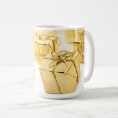 Mok voor kerstcadeautjes met gouden pakketten (Voorkant rechts)