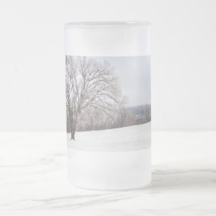 Mok winterbomen, gevroren glazen bier