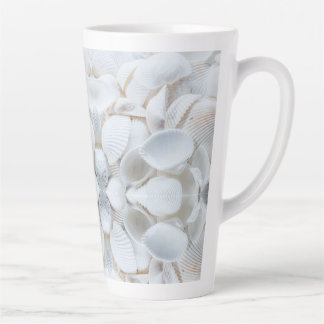 Mok witte zeeschelpen latte