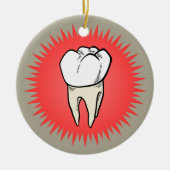 Molar, vers geëxtraheerd op een rode sterburst keramisch ornament (Voorkant)