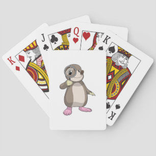 Mole met vergrootglas pokerkaarten