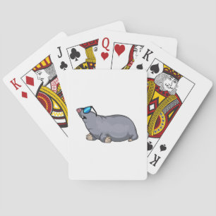 Mole met zonnebril pokerkaarten