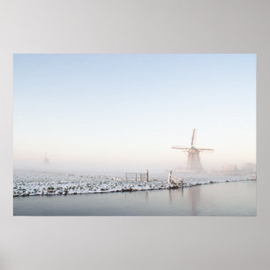 Molen in de sneeuw in de winter poster