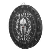 Molon Labe Chrome Spartan Helmet over koolstofveze Dartbord (Voorkant Rechts)