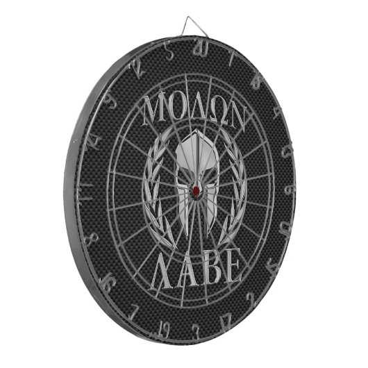 Molon Labe Chrome Spartan Helmet over koolstofveze Dartbord (Voorkant Links)