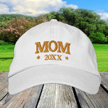 MOM 20XX brodé baseball casquette or / blanc<br><div class="desc">Casquettes brodés : casquette classique de baseball de mode doré / blanc avec texte "MOM" et année personnalisée 20XX pour les mamans fraîches,  jour mère,  grand-mère anniversaire / casquettes de famille</div>