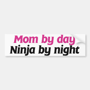 Mom By Day Ninja beroemd gemaakt door Night Bumpersticker