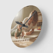 Mom Established Modern White Script Photo Clock Ronde Klok (Hoek)