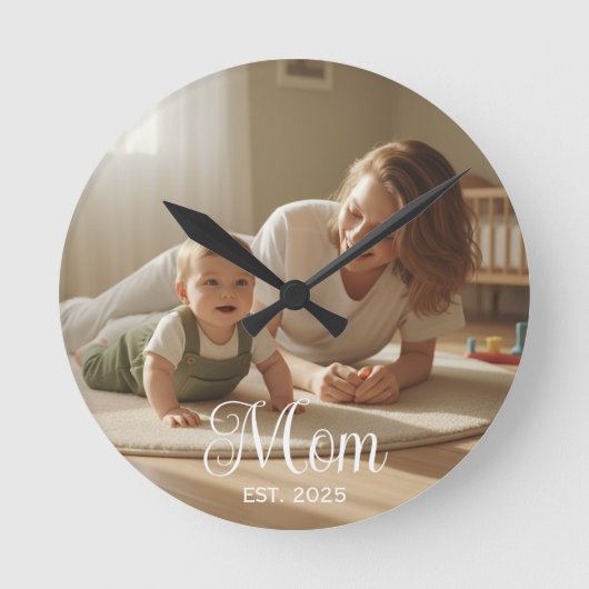 Mom Established Modern White Script Photo Clock Ronde Klok (Voorkant)