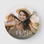 Mom Established Modern White Script Photo Round Cl Ronde Klok (Voorkant)