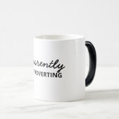 Momenteel Introverting Funny Mug Magische Mok (Voorkant rechts)