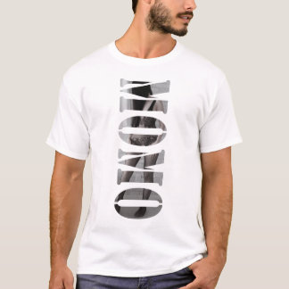 MOMOの中にモモ T-SHIRT